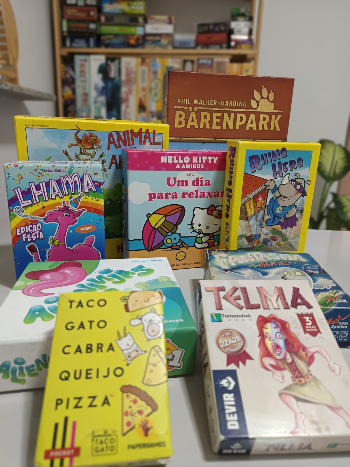 Estante com o acervo de jogos de tabuleiro do Tabulendário, incluindo Bärenpark, Rhino Hero e Telma